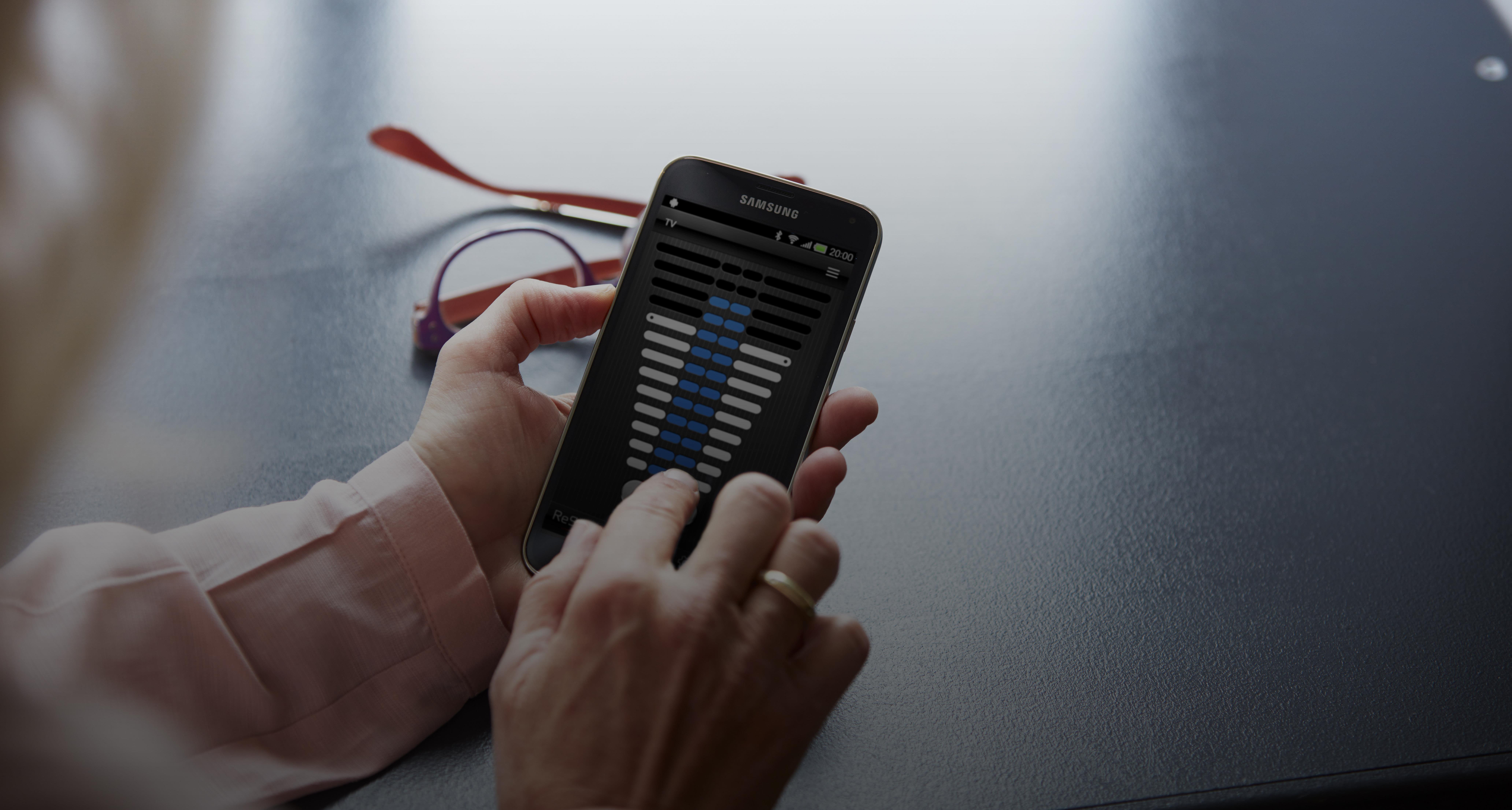 Steuerung Hörsystem App Frau Smartphone